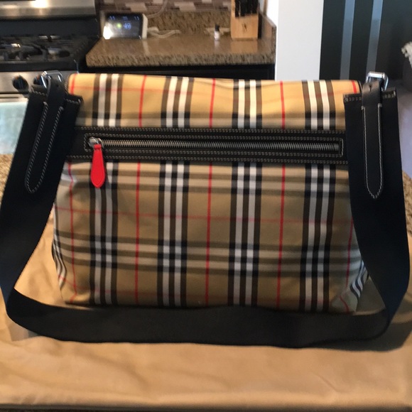 NWT Burberry Large Messenger Bag - Picture 2 of 8